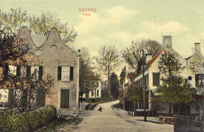 13310 Gezicht op de Grebbeweg te Grebbe (gemeente Rhenen) uit het oosten; met rechts Hotel De Grebbe en links de ...